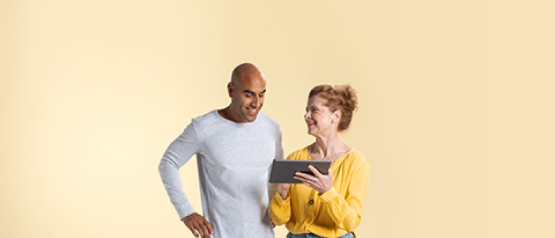 Twee personen kijken naar een tablet.