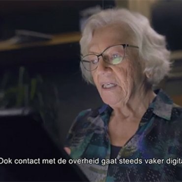 IDO-campagne, screenshot tv-spotje, oudere dame kijkt op beeldscherm