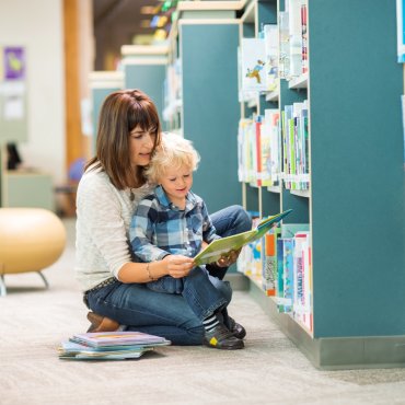 Moeder en kind in bibliotheek